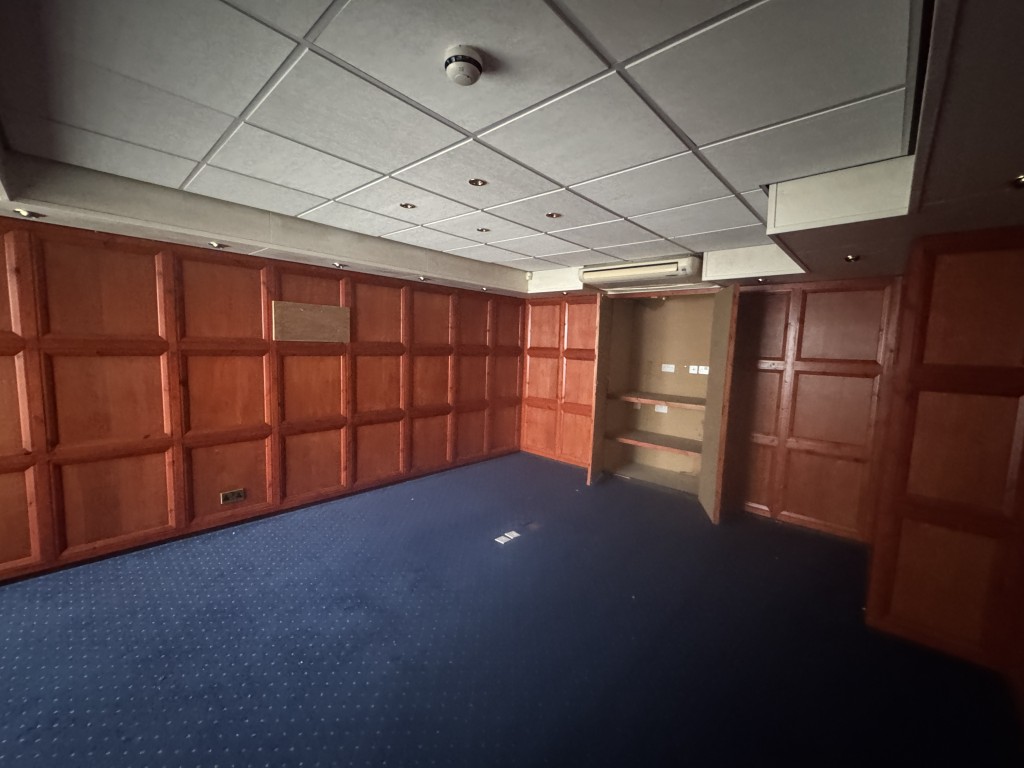 Lot: 127 - FOUR-STOREY COMMERCIAL PROPERTY WITH POTENTIAL - First floor room one
